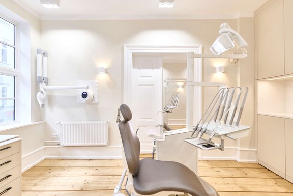 15_Behandlungszimmer_1_mit_Kleinro__ntgen.jpg